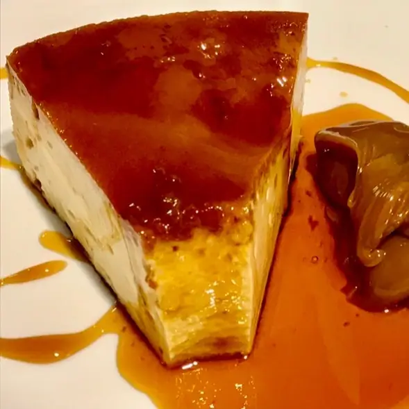 Porción de flan casero con caramelo