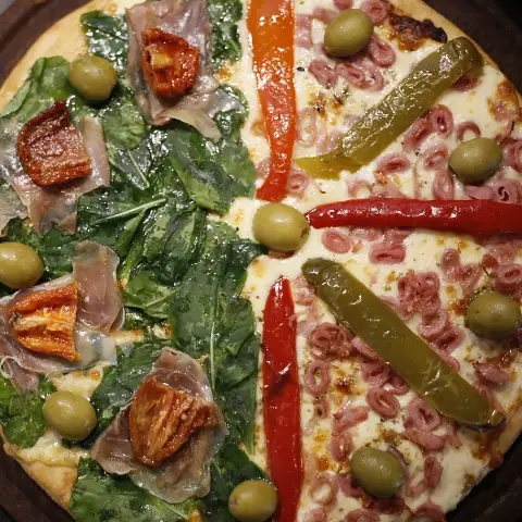 Pizza de rúcula, jamón crudo y tomates secos